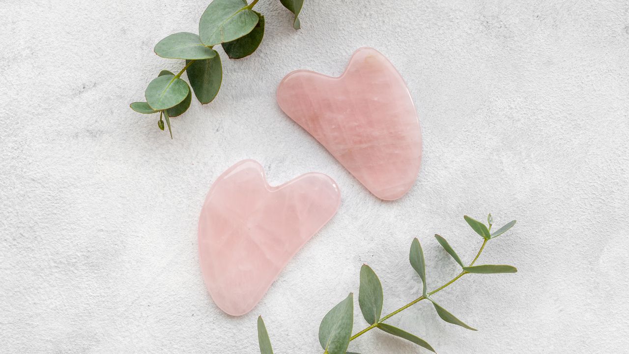 Technique Gua Sha réalisée avec un outil lisse